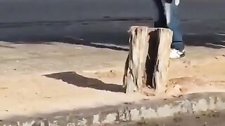 Fantasma puxando a gola da camisa