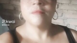 Shanoa cantando o sucesso a número 1
