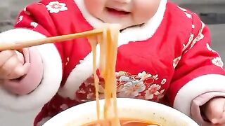 comendo sopa de  macarrão 🍝