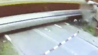 Câmera capta impacto violento de trem contra caminhão!