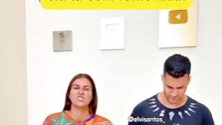 Até brincando ela ta com fome kkkkkk