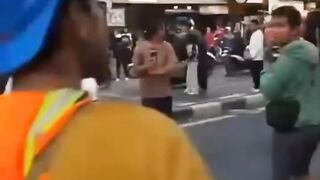 Ngeri Banget! Kecelakaan Beruntun di Puri Kembangan, Mobil Ringsek dan Korban Tergeletak di Jalan!