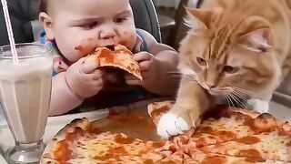 bebe comendo muita pizza 🍕