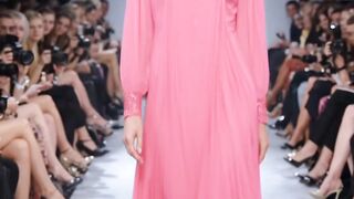 70s-Style Dress: Fuidity and Glamour!