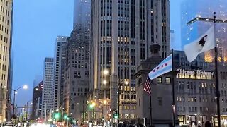 Chicago hits different at night 🌃🌧️✨ Wet streets, glowing skyscrapers, and pure city vibes. Would you take this night drive? 🚕❤️