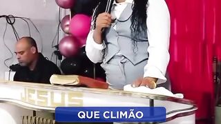 Pastora força membro a prega