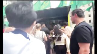 Harry Maguire benar-benar viral di media sosial setelah terlihat "berjualan" stiker Piala Dunia