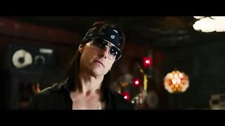 Tom Cruise, astro de Rock of Ages, se transforma na lenda do rock.