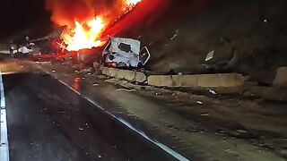 Carreta destrói e pega fogo na serra de igarapé MG BRASIL