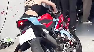 Parabéns à simpática cliente pela aquisição de sua nova moto!