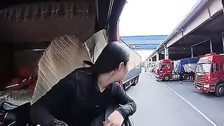 Habilidades qualificadas de apoio a trator-reboque de uma bela motorista de caminhão