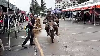 Arquivo Às vezes, o trabalho parece desorganizado antes que as pessoas vejam o resultado.