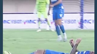 Gerak cepat tim medis Persebaya selamatkan pemain Persib