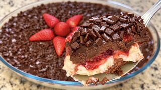 BOMBOM DE MORANGO NA TRAVESSA 🍓 Sobremesa Fácil, Cremosa e Irresistível!
