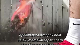 Kenapa pemain bola memakai sepatu yang sama selama bertahun-tahun? 😳🤔