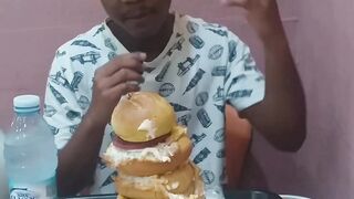 Desafio de comer hambúrguer