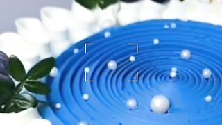 Stunning Blue Buttercream Cake Decorating with White Piping