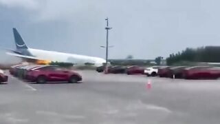 Tragedi Mencekam di Miami! Pesawat Kargo Amazon Prime Air Tergelincir Tabrak Mobil, 5 Orang Tewas!