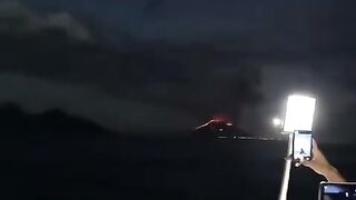 Masih tentang Gunung Anak Krakatau meletus