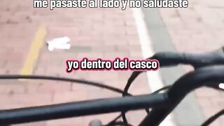 Uno con audífonos puestos