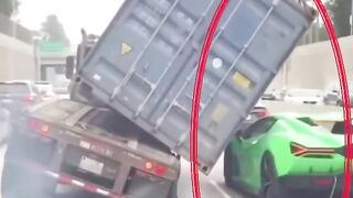 Truck Carrying a Shipping Container Overturns in California, USA — A Terrifying Close Call! 😱🚛