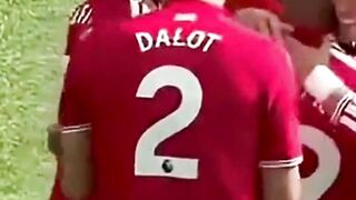 Everton tahan imbang Manchester United 2-2 lewat  gol dramatis di menit ke-96 pekan ke-3 Liga Inggris.