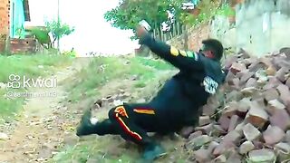 Cena Inusitada e Real — Queda em Área de Escombros 🚨