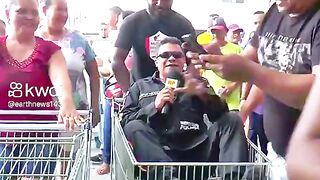 Cena Divertida e Animada — Pessoa Dentro de Carrinho de Compras 🛒
