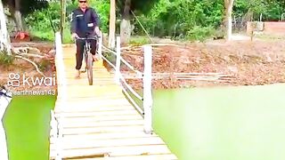 Cruzando Ponte Estreita de Bicicleta — Cena na Natureza 🚴🌿