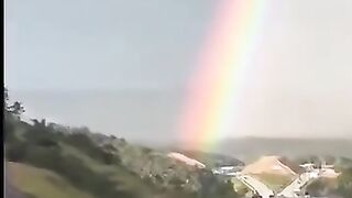 Fé na humanidade restaurada Todos os carros parando para olhar o arco íris com admiração! #angel