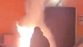 Le lanzaron harina mientras soplaba las velas… ¡y todo ardió!