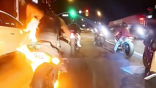 MOTO PEGANDO FOGO! E ESSE MOTOCICLISTA SALVOU TUDO 😱