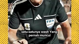 Ikonik, disegani, dan punya aura yang bikin pemain bintang paling galak pun langsung kicep! 😳⚽