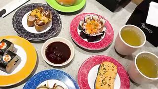 Makan sushi di cafe