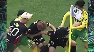 Mumpung bola lagi di sudut bendera, buang-buang waktu dikit nggak ngaruh kali ya? 😅