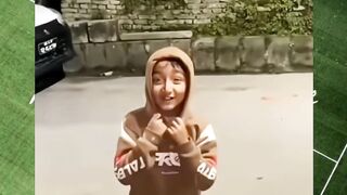 Gawat! Trofi Ballon d'Or Cristiano Ronaldo Malah Dipakai Main Bola Sama Anaknya?! 😱⚽