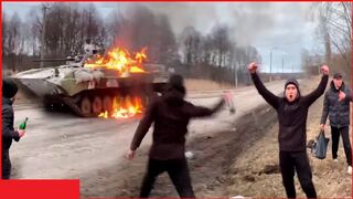Ukrainian civilians burn with bare hands Russian tank that entered the city