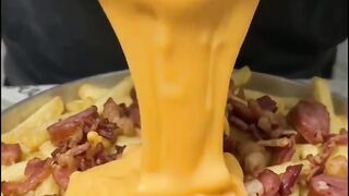 Look at this delicious combination: crispy fries with cheddar and Brazilian sausage, just the way Brazilians love it! 🇧🇷🍟🧀🔥