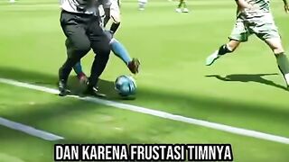 Ketika pelatih geregetan timnya tertinggal 2-0 dan memutuskan untuk turun tangan sendiri!