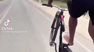 Caiu MAs passa bem😂😂😂😂