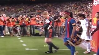 Oliver Kahn Will NEVER Forget This Humiliating Ronaldinho Performance 😱🇧🇷