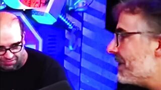 Gravitação Newtoniana: Interação Instantânea Explicada