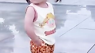 這小丫頭！跳個舞還要偷偷摸摸的🤣 #愛跳舞的小姑娘 #萌娃跳舞 #人類幼崽 #騙你生女兒 #真實生活分享計劃.mp4
