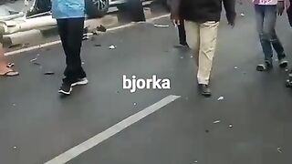 Mobil Listrik Error dijalanan....8 orang tewas.