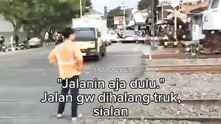 Truk mogok di rel kereta api