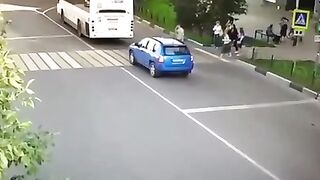 Tertabrak mobil tapi selamat