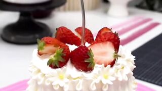 Mini Ruffle Cake with Fresh Strawberries | Satisfying Cake Decorating