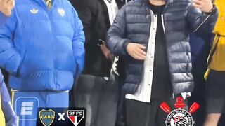 Torcedores do Corinthians no meio da torcida do Boca.