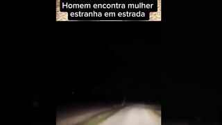 Homen encontra mulher estranha em estrada