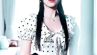 She had a plan to get away with a crime. 她有一个计划，想要逃脱罪行的惩罚。